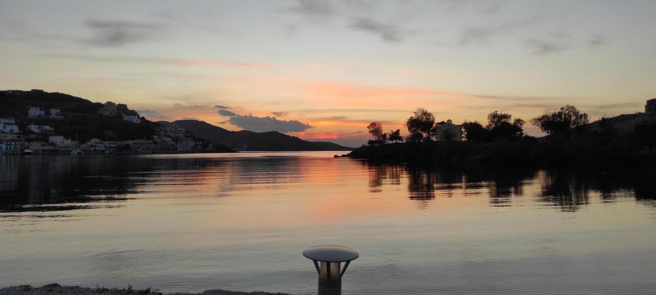 Amazing 2 Bedroom Apartment Overlooking The Marina Of Vourkárion 외부 사진