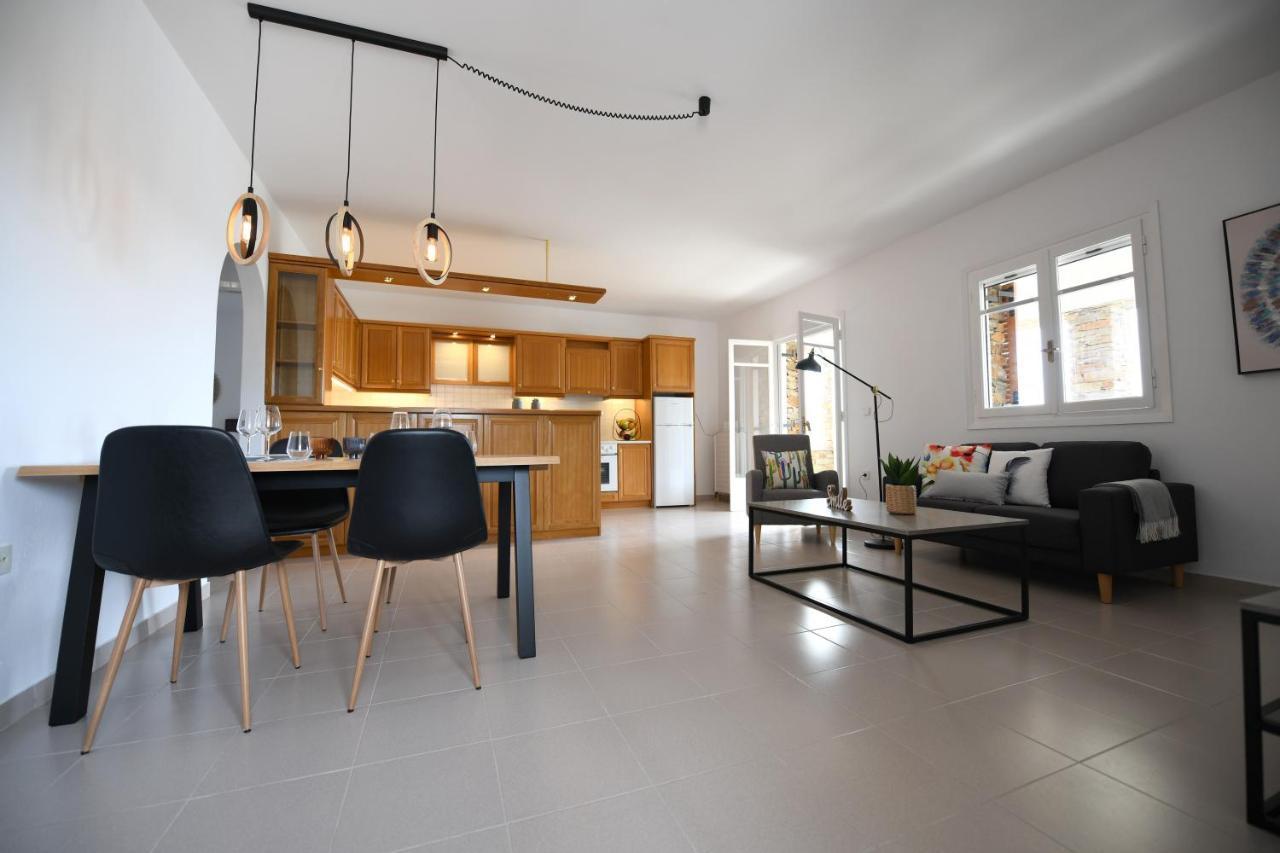 Amazing 2 Bedroom Apartment Overlooking The Marina Of Vourkárion 외부 사진