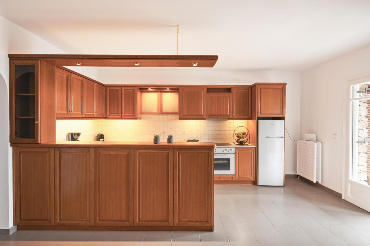 Amazing 2 Bedroom Apartment Overlooking The Marina Of Vourkárion 외부 사진