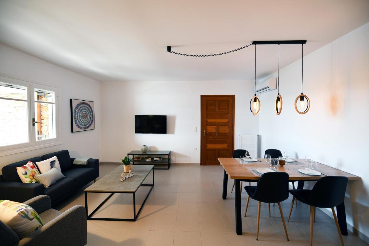 Amazing 2 Bedroom Apartment Overlooking The Marina Of Vourkárion 외부 사진
