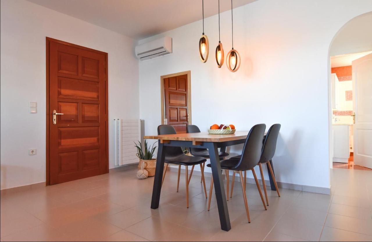 Amazing 2 Bedroom Apartment Overlooking The Marina Of Vourkárion 외부 사진