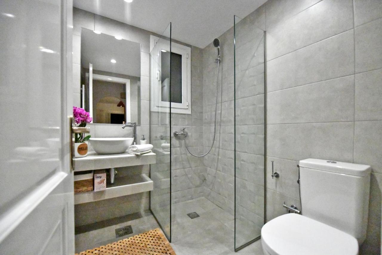 Amazing 2 Bedroom Apartment Overlooking The Marina Of Vourkárion 외부 사진