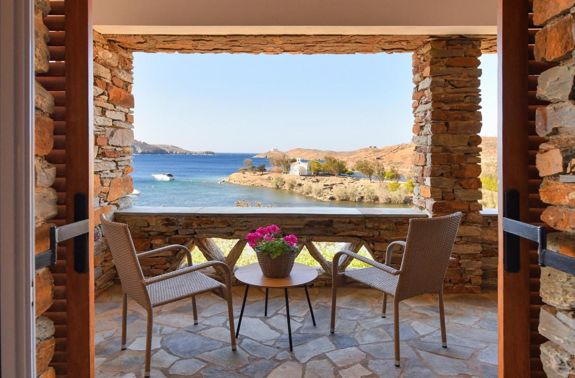 Amazing 2 Bedroom Apartment Overlooking The Marina Of Vourkárion 외부 사진