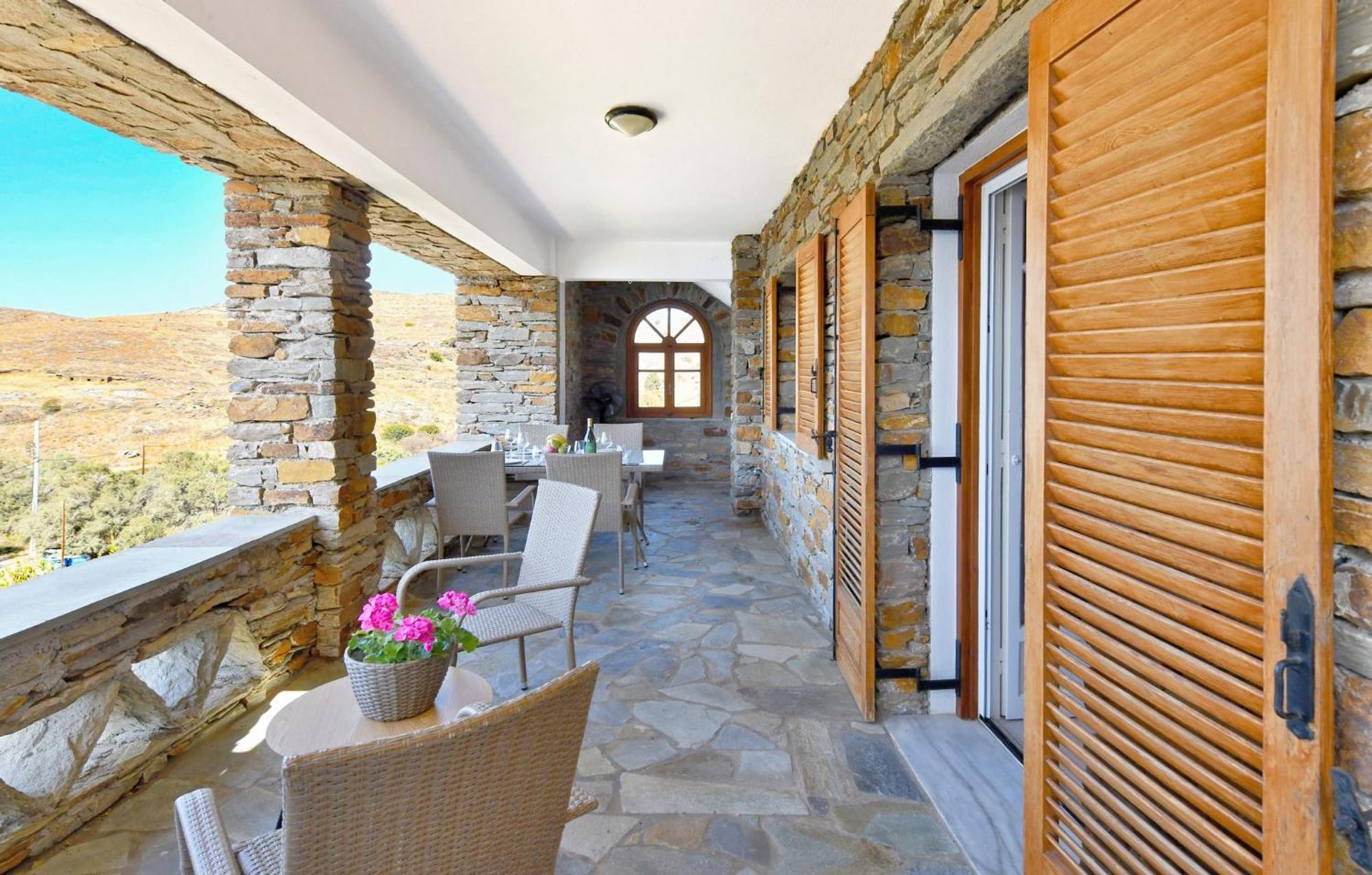 Amazing 2 Bedroom Apartment Overlooking The Marina Of Vourkárion 외부 사진