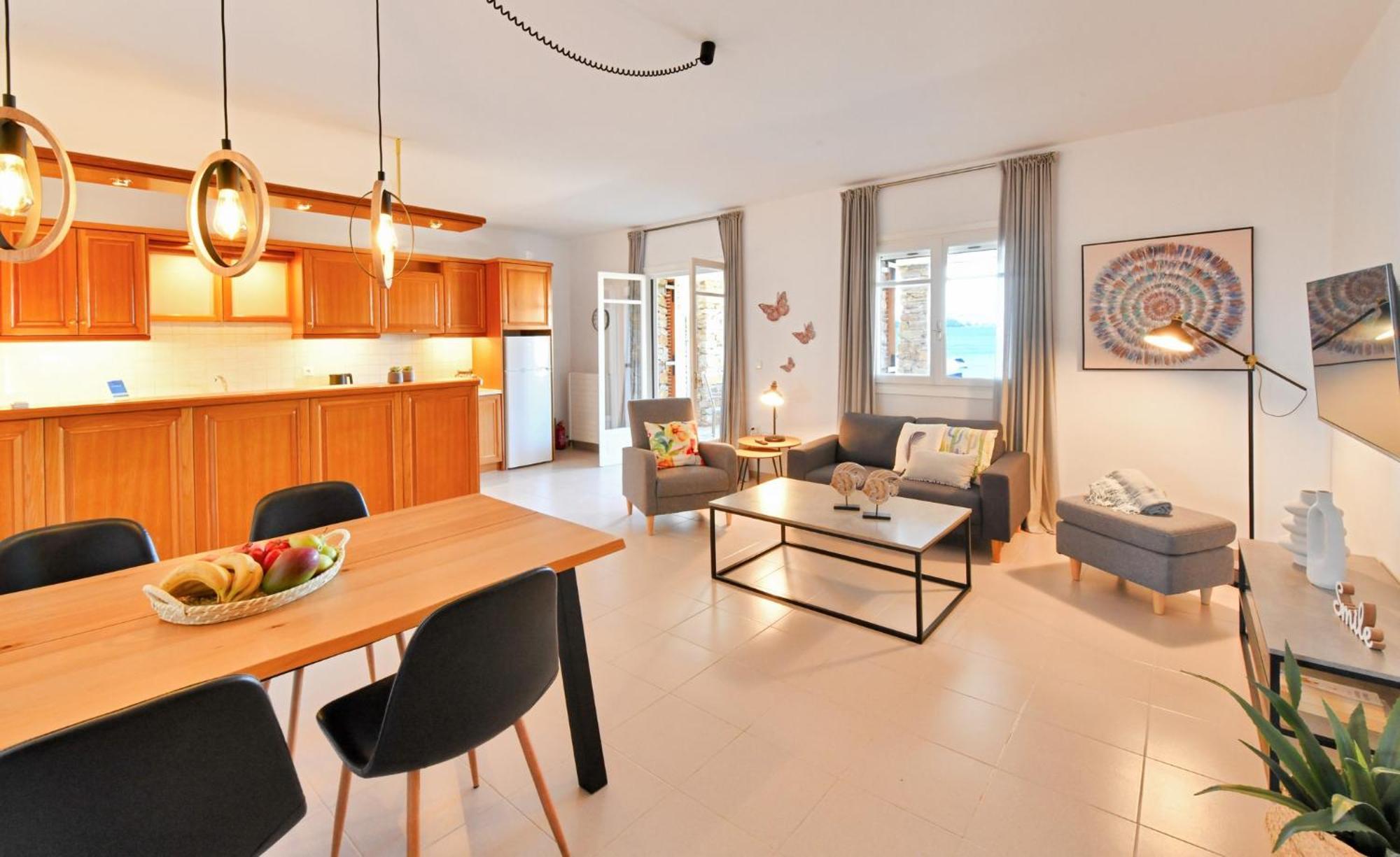 Amazing 2 Bedroom Apartment Overlooking The Marina Of Vourkárion 외부 사진